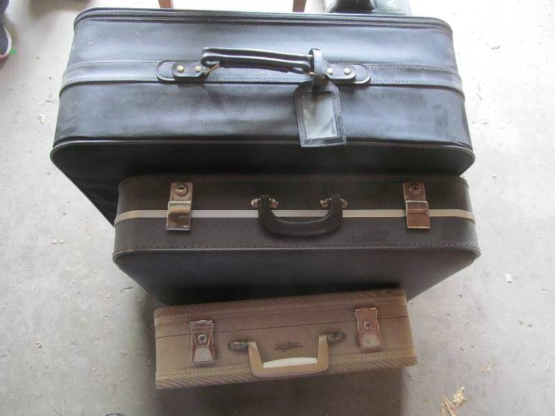 lot 53 image: Set of Luggage