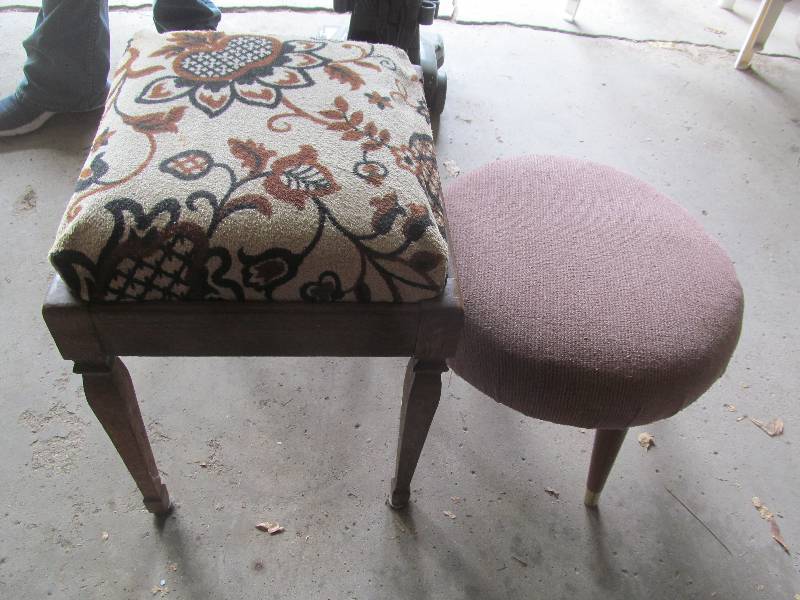 lot 54 image: 2 Foot Stools