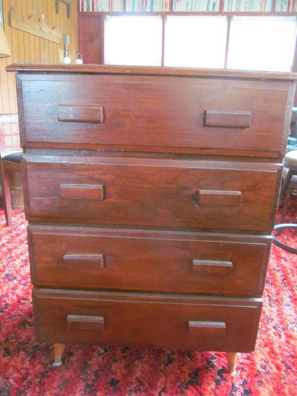 lot 70 image: 4 Drawer Vintage Dresser