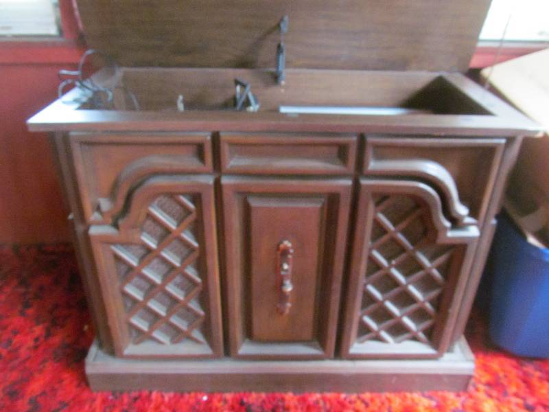 lot 83 image: Vintage Phonograph Player