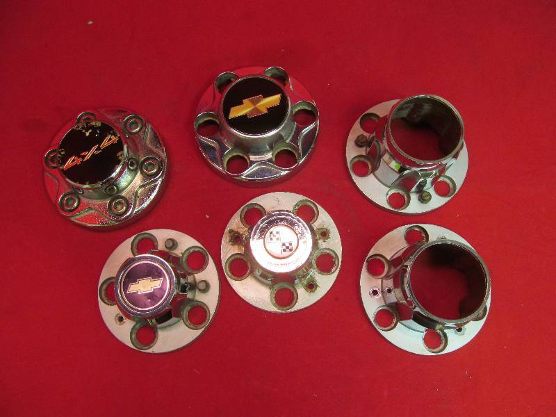 lot 118 image: Variety of GM Center Caps
