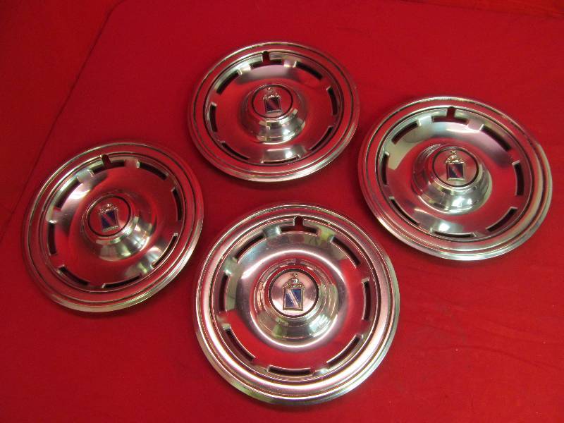 lot 127 image: Set of 4 Vintage Buick Rims