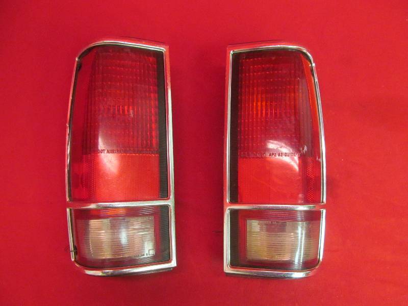 lot 144 image: Pair of Chevy S10 Pickup Tail Lights