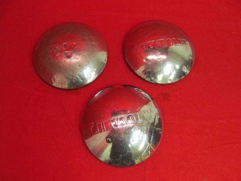 lot 151 image: Set of 3 Chevrolet Center Caps