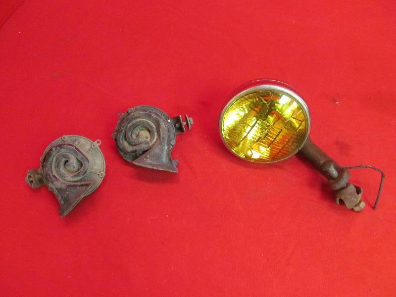 lot 153 image: Vintage Amber Lens spotlight, Vintage Spartan horns