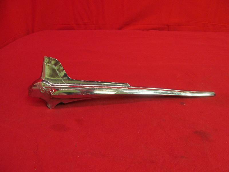 lot 161 image: 1951 Pontiac Hood Ornament