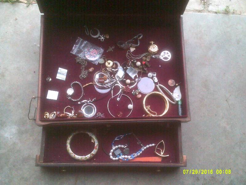 VINTAGE JEWLERY BOX AND JEWLERY