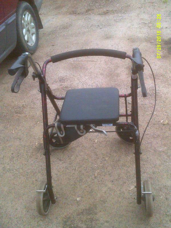 WHEELED WALKER WITH SEAT