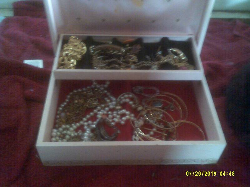 VINTAGE JEWLERY BOX AND JEWLERY