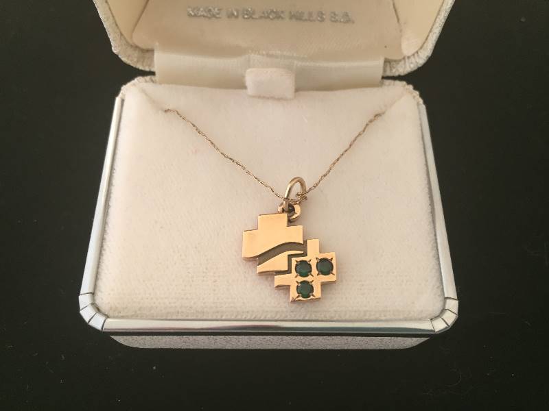 lot 3 image: 10K Gold Necklace & Pendant