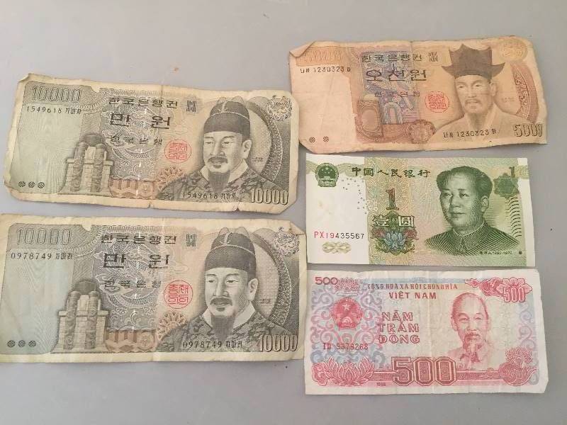 lot 6 image: Foreign Paper Currency
