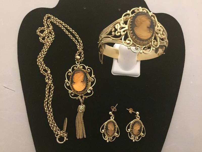 lot 16 image: Cameo Set - Whiting Davis
