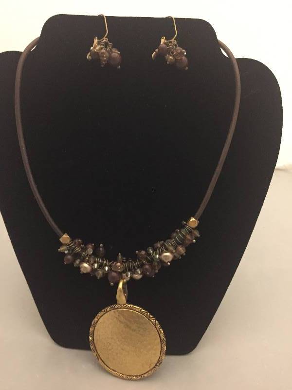 lot 43 image: Premier Designs Necklace, Earrings, Pendant