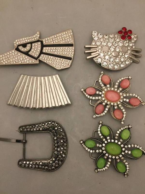 lot 175 image: Belt Buckles - Bling Hello Kitty
