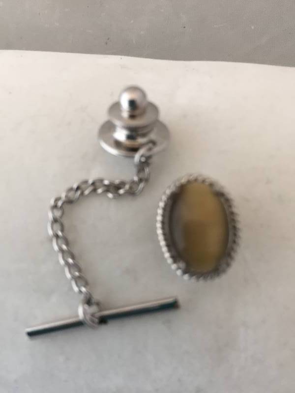 lot 95 image: 18K White Gold Tie Tac