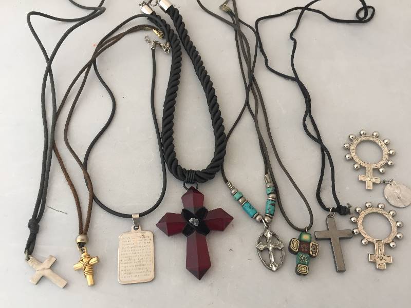 lot 99 image: Religious Jewelry
