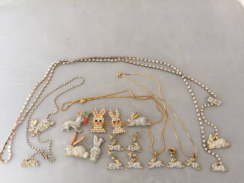 lot 88 image: Jewelry - Rhinestone Bunnies Rabbits