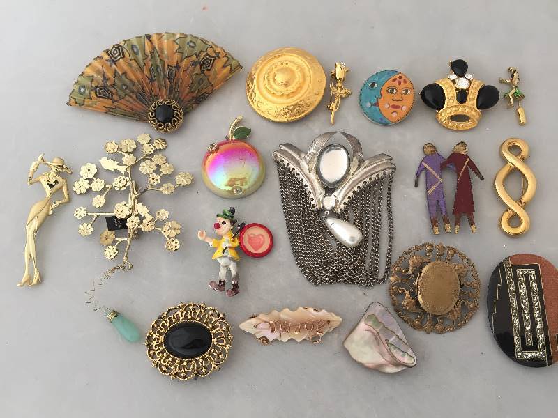 lot 152 image: Brooches  Pins Lot