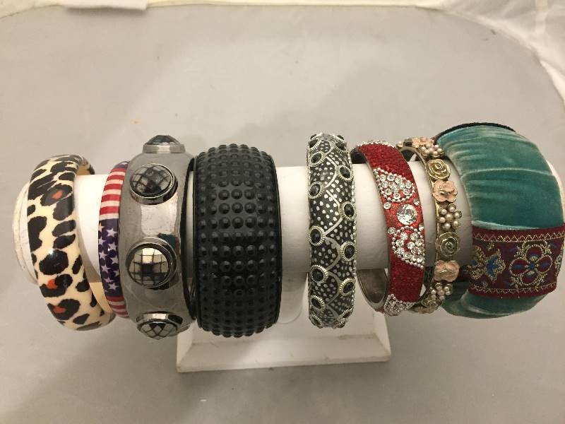 lot 170 image: Bracelets - Bangles