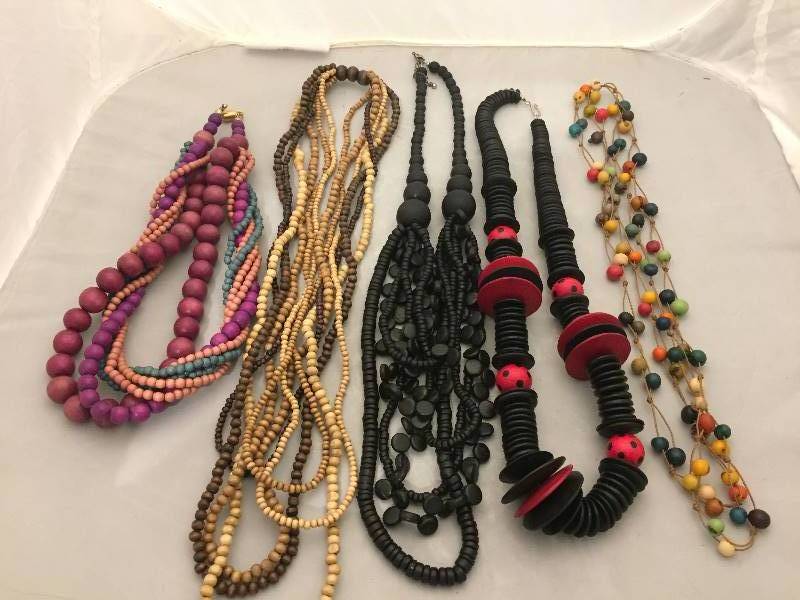 lot 143 image: Necklaces - Large Wooden Bead