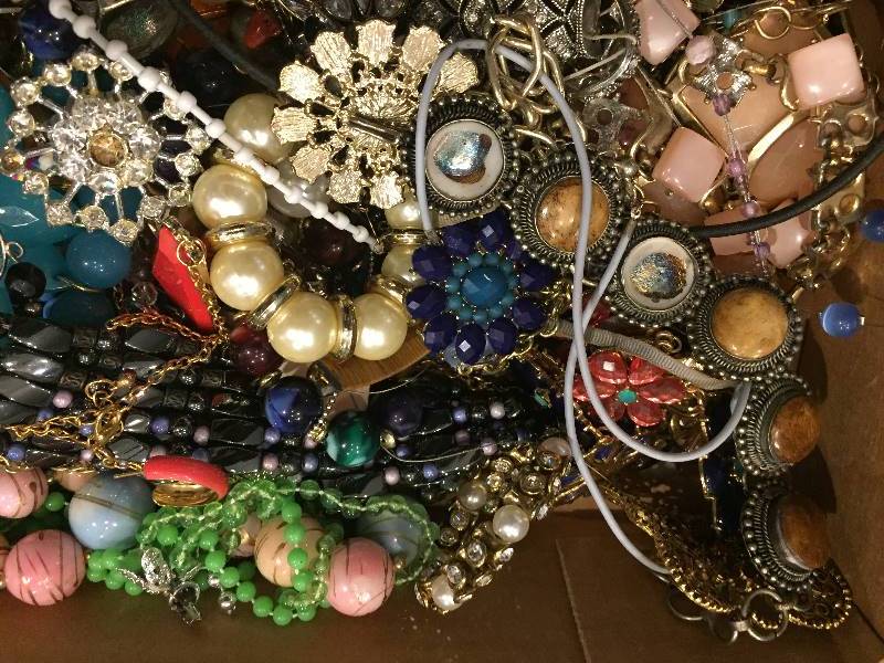 lot 153 image: Jewelry Repair Lot - Crafts