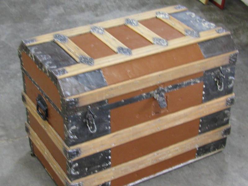 lot 1 image: Vintage Steamer Trunk