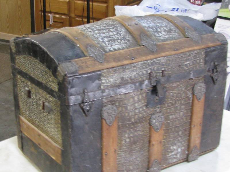 lot 2 image: Vintage Hump Back Steamer Trunk