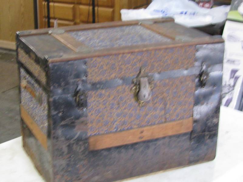lot 3 image: Vintage Steamer Trunk