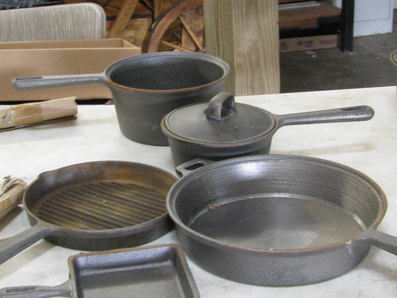 lot 4 image: Cast Iron Cookware Set