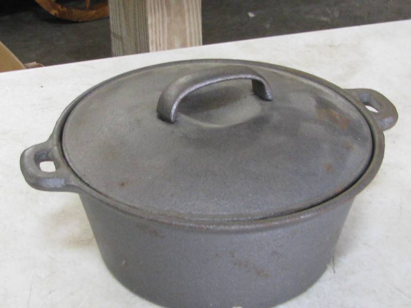lot 7 image: Cast Iron Dutch Oven wLid