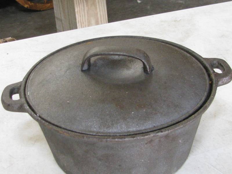 lot 8 image: Cast Iron Dutch Oven wLid