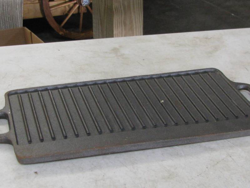 lot 9 image: Cast Iron Double Sided Griddle