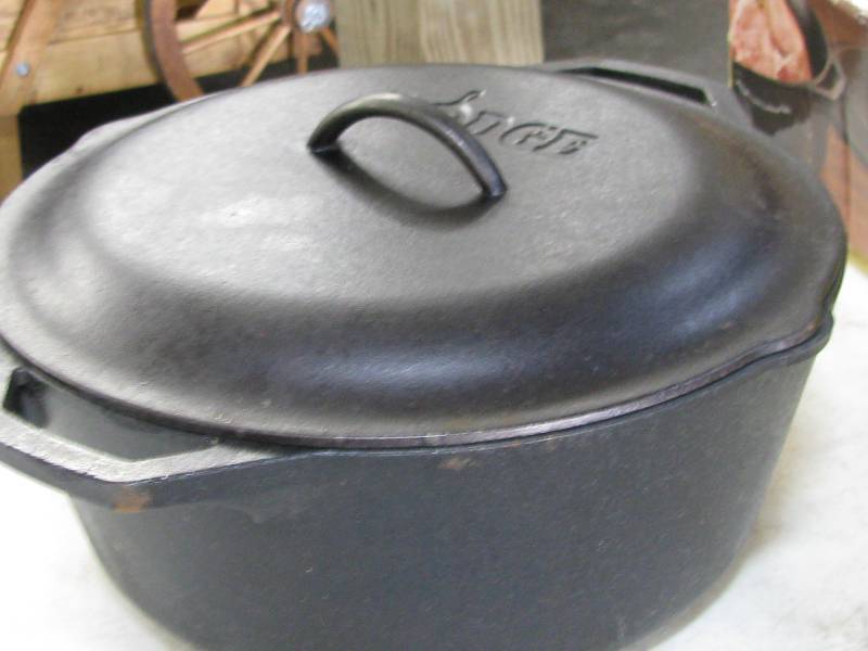lot 11 image: Lodge Cast Iron Dutch Oven