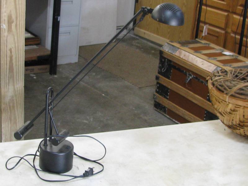 lot 35 image: Desk Lamp