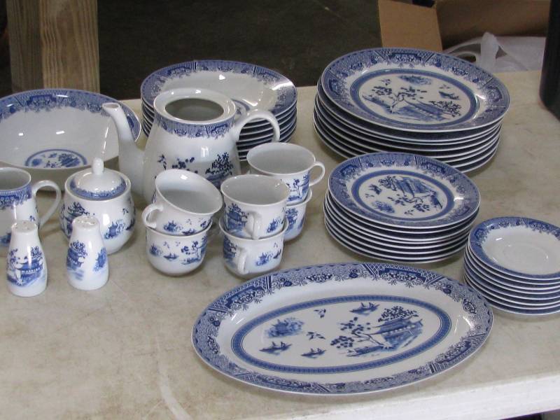 lot 131 image: Emerald Dinnerware Set