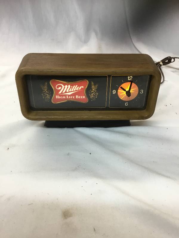 lot 5 image: Antique Miller High Life Beer - Clock - Lights Up - 1981