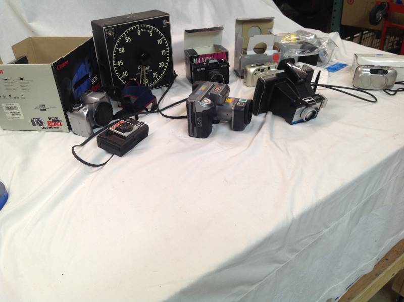 lot 102 image: Lot of Cameras and a Timer - Many different kinds of cameras - most have their boxes