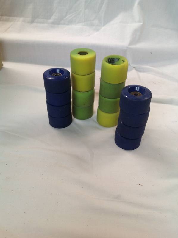 lot 68 image: 4 sets - Roller Skate Skate Board Wheels