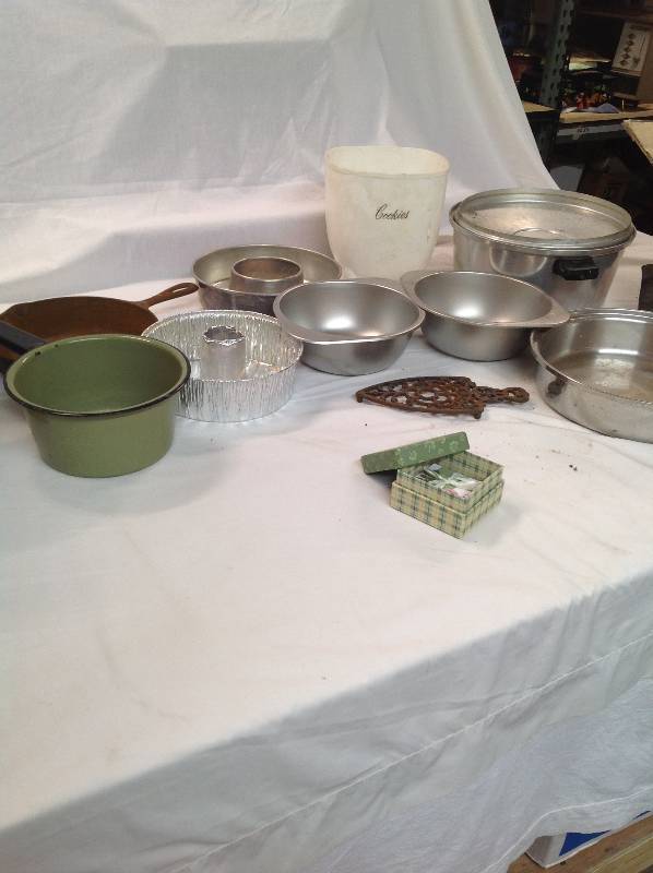 lot 69 image: 28 Small Boxes with Little envelops and paper - Kitchen Items - Pots, Cookie Holder, Pans