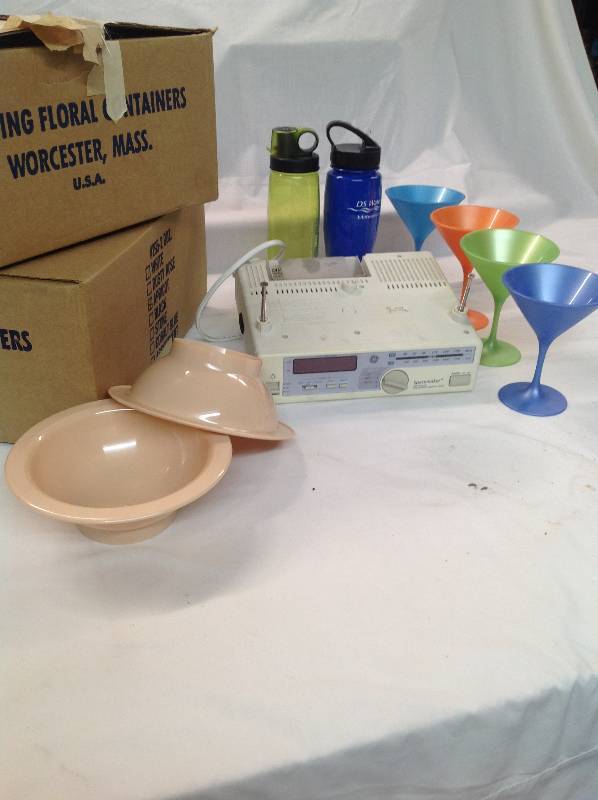 lot 70 image: Space Maker Kitchen Radio - Martini Glasses - Water Bottles - 2 New Cases of Harding Floral Bowls