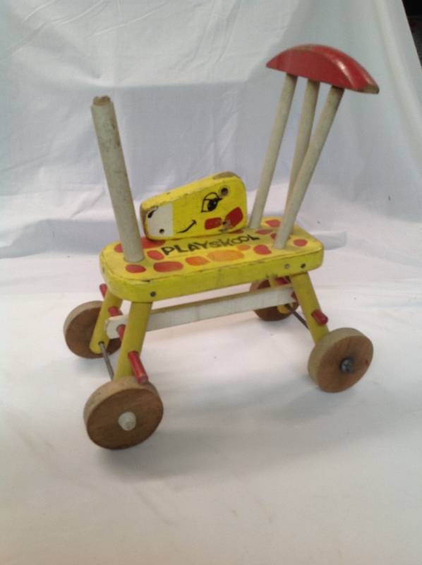 lot 82 image: PlaySkool Giraffe - Antique - Head is off.