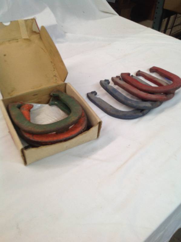 lot 90 image: Horse Shoes - Game - 4 different colors - Diamond and 2 Champ 2