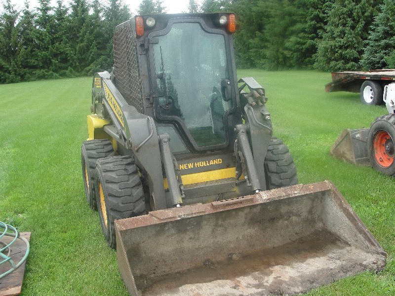 2011 NEW HOLLAND. L220  SKID STEER