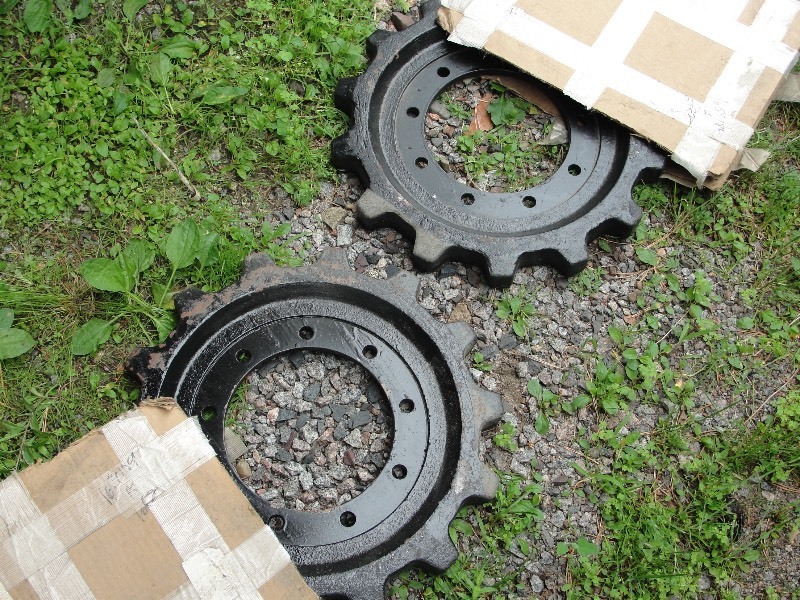 NEW  9-BOLT SPROCKETS FOR 2007 GEHL  TRAC LOADER