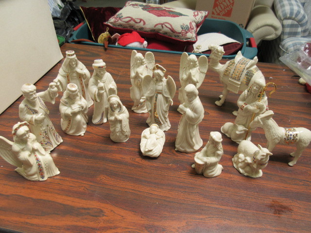 lot 301 image: LENOX NATIVITY