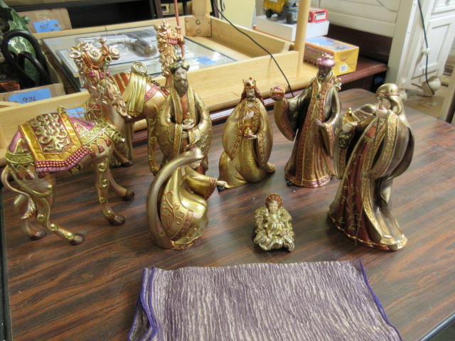 lot 312 image: LARGE CERAMIC NATIVITY