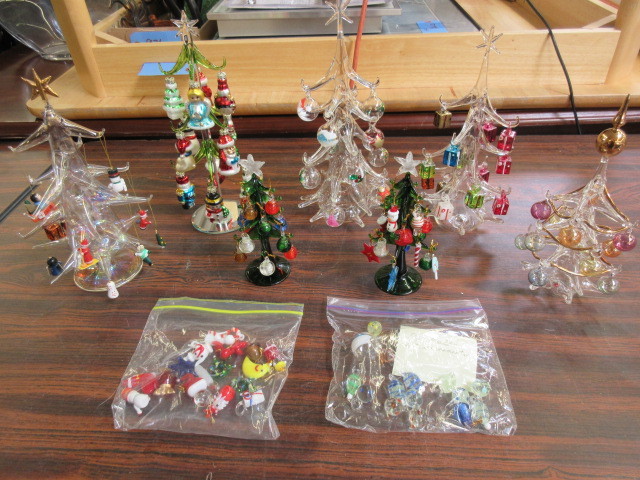 lot 314 image: GLASS HOOK TREES WITH GLASS ORNAMENTS