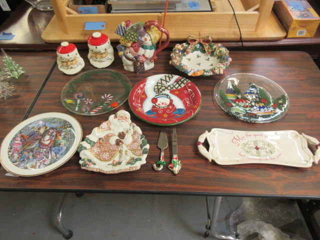 lot 319 image: HOLIDAY SERVING PLATES, TEAPOT AND SPICE JARS