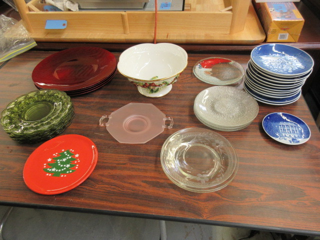 lot 321 image: WATERFORD, BING & GRONDAHL, AND HOLIDAY PLATES.
