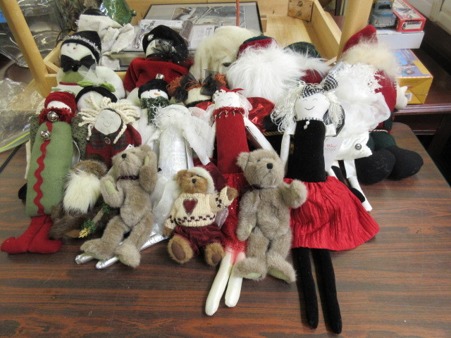 lot 323 image: ASSORTED WOOF & POOF HOLIDAY DOLLS